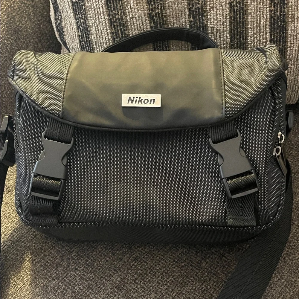 Nikon Black and Gray Messenger Camera Bag - Picture 1 of 8